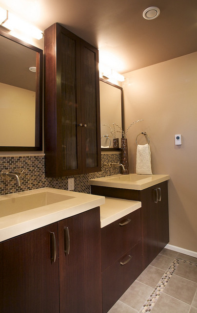 Idéer för att renovera ett mellanstort funkis badrum med dusch, med ett nedsänkt handfat, släta luckor, skåp i mörkt trä, granitbänkskiva, vit kakel, keramikplattor, beige väggar och klinkergolv i keramik