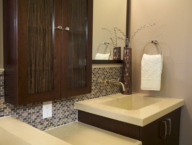Стильный дизайн: большая ванная комната в современном стиле с накладной раковиной, плоскими фасадами, темными деревянными фасадами, белой плиткой, керамической плиткой, бежевыми стенами и душевой кабиной - последний тренд