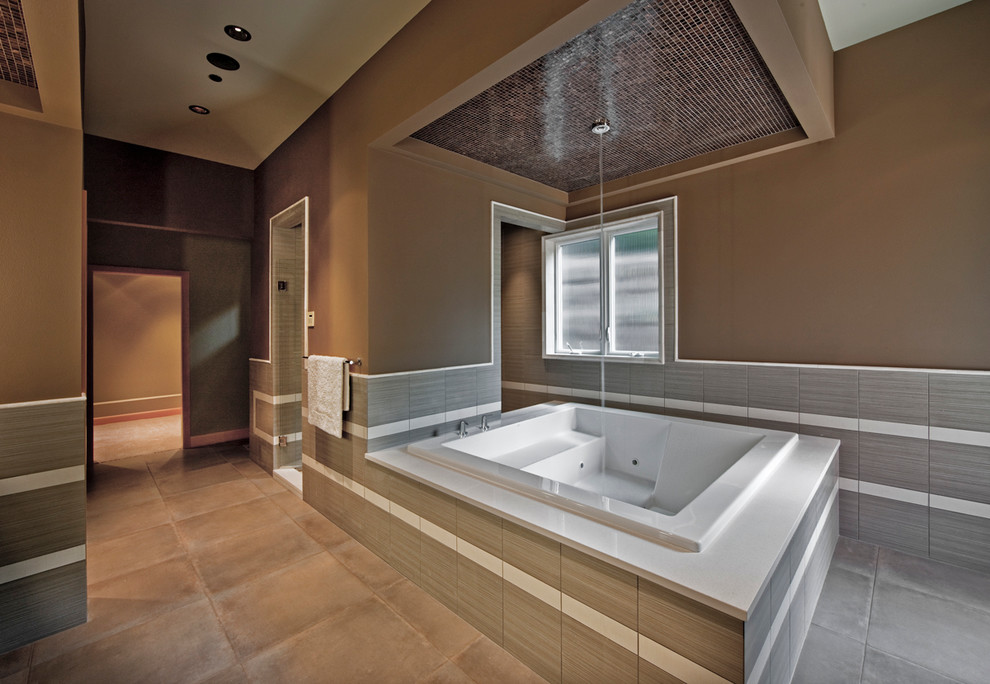 Idee per una stanza da bagno minimal con vasca idromassaggio e piastrelle beige