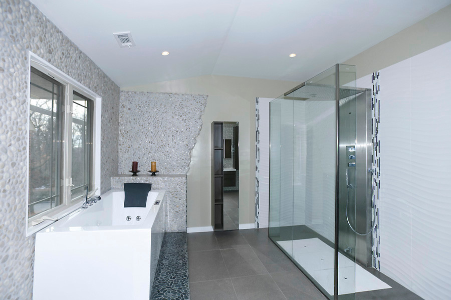Inspiration för stora moderna en-suite badrum, med öppna hyllor, skåp i mörkt trä, ett hörnbadkar, en öppen dusch, grå kakel, kakel i småsten, vita väggar, skiffergolv och med dusch som är öppen