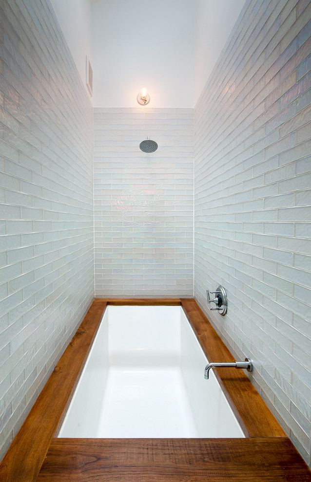 Стильный дизайн: маленькая детская ванная комната в современном стиле с открытыми фасадами, белыми фасадами, полновстраиваемой ванной, душем над ванной, раздельным унитазом, разноцветной плиткой, стеклянной плиткой, белыми стенами, полом из мозаичной плитки, врезной раковиной и мраморной столешницей для на участке и в саду - последний тренд