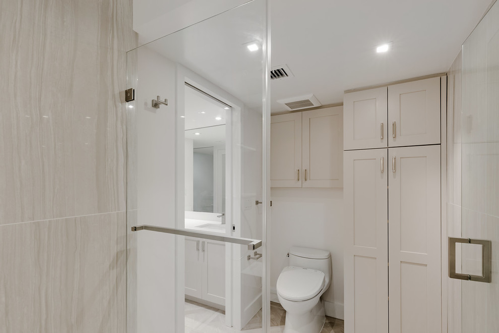 Ispirazione per una stanza da bagno design con pareti bianche
