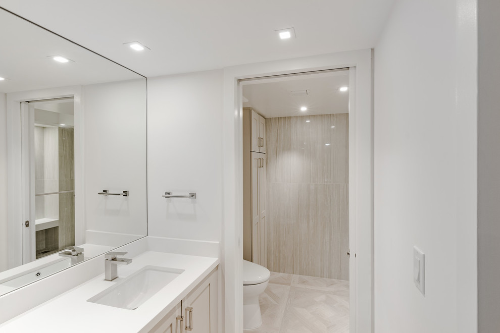 Foto di una stanza da bagno contemporanea con pareti bianche