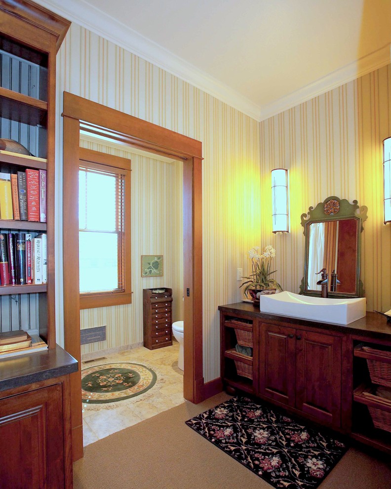 Esempio di una stanza da bagno eclettica con lavabo a bacinella, ante con bugna sagomata e ante in legno bruno
