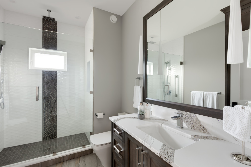 Esempio di una stanza da bagno classica con ante con riquadro incassato, ante in legno bruno, doccia alcova, pareti grigie, lavabo sottopiano, pavimento grigio, top bianco e un lavabo