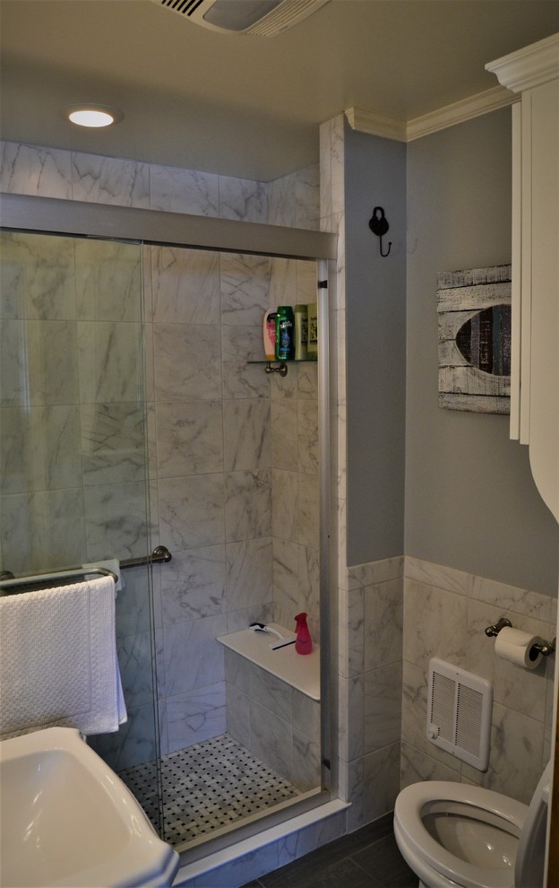 Cette photo montre une petite douche en alcôve principale avec WC séparés, des carreaux de céramique, un mur gris, un sol en carrelage de céramique, un lavabo de ferme, un sol gris et une cabine de douche à porte coulissante.