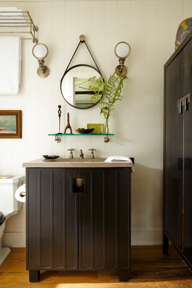 Foto di una stanza da bagno stile marino con lavabo sottopiano, ante nere, WC a due pezzi e ante lisce