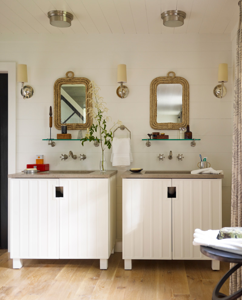 ニューヨークにあるビーチスタイルのおしゃれな浴室 (アンダーカウンター洗面器、白いキャビネット、ブラウンの洗面カウンター、フラットパネル扉のキャビネット) の写真