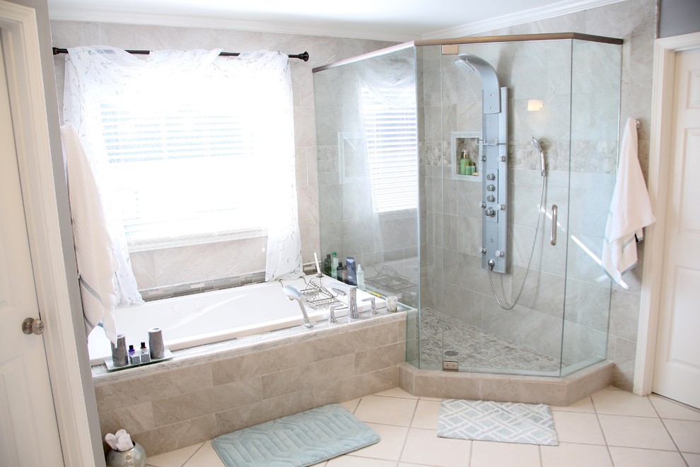 Inredning av ett modernt mellanstort en-suite badrum, med luckor med upphöjd panel, vita skåp, ett platsbyggt badkar, en hörndusch, en toalettstol med hel cisternkåpa, grå kakel, porslinskakel, grå väggar, klinkergolv i keramik, ett fristående handfat, marmorbänkskiva, beiget golv och dusch med gångjärnsdörr