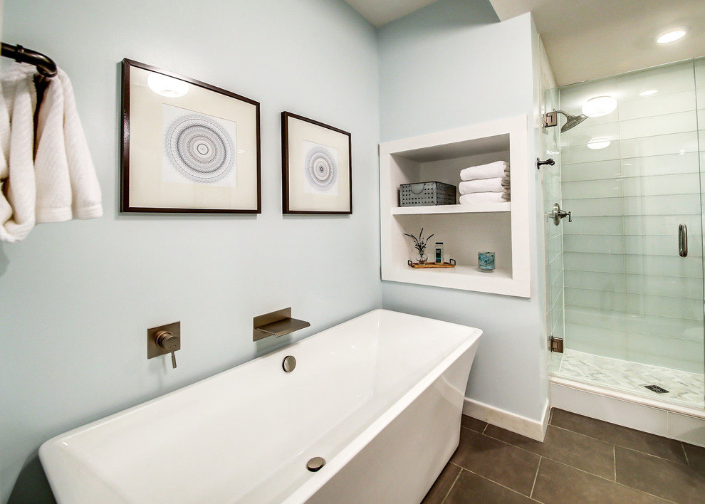 Пример оригинального дизайна: главная ванная комната среднего размера в стиле фьюжн с фасадами островного типа, искусственно-состаренными фасадами, отдельно стоящей ванной, душем в нише, раздельным унитазом, синей плиткой, стеклянной плиткой, синими стенами, полом из керамогранита, настольной раковиной, столешницей из дерева, серым полом, душем с распашными дверями и коричневой столешницей