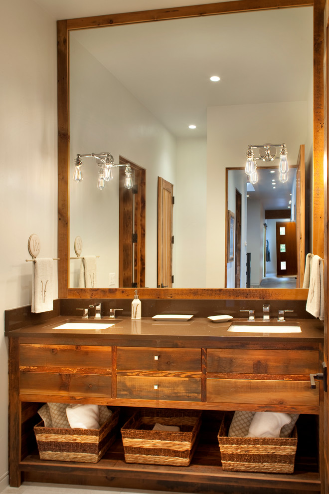 Diseño de cuarto de baño rústico con lavabo bajoencimera, armarios abiertos, puertas de armario de madera oscura y encimeras marrones