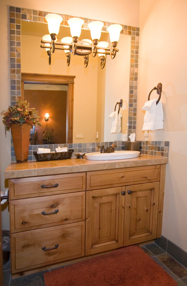 ボイシにあるトランジショナルスタイルのおしゃれな浴室の写真