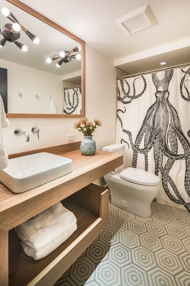 Réalisation d'une salle de bain design en bois brun avec un placard sans porte, WC séparés, un mur blanc, une vasque, un plan de toilette en bois, un sol gris, une cabine de douche avec un rideau et un plan de toilette marron.