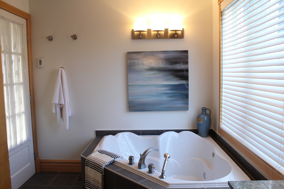 Inspiration för ett mellanstort funkis en-suite badrum, med släta luckor, skåp i mellenmörkt trä, en jacuzzi, en hörndusch, en toalettstol med hel cisternkåpa, blå kakel, stenkakel, vita väggar, klinkergolv i keramik, ett integrerad handfat och marmorbänkskiva