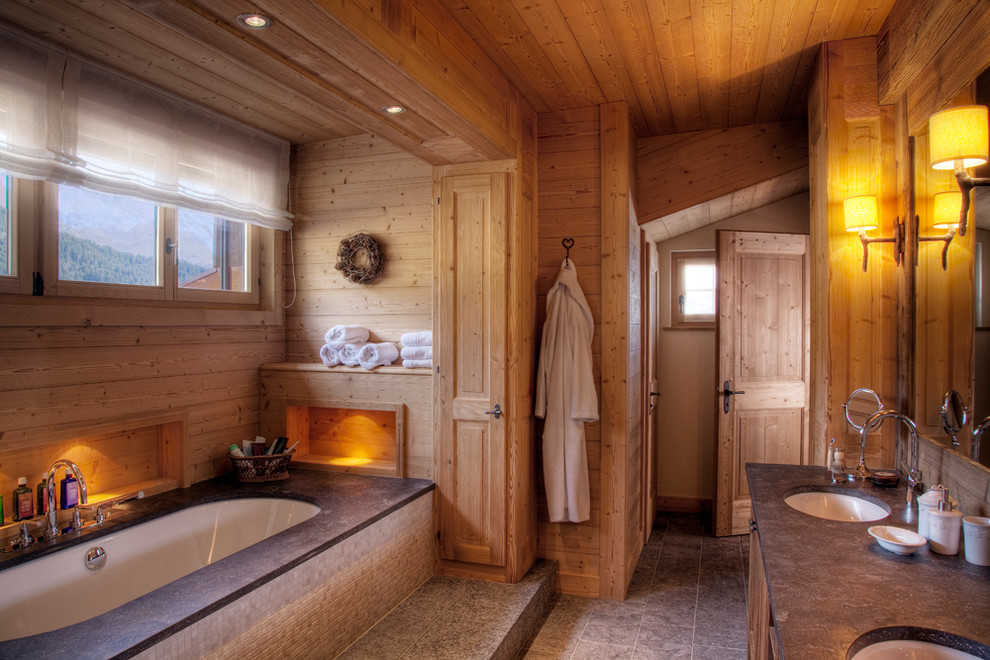 Пример оригинального дизайна: ванная комната в стиле фьюжн с врезной раковиной и полновстраиваемой ванной