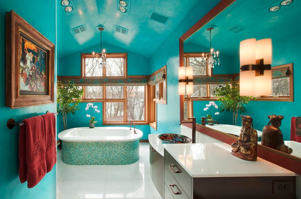 Пример оригинального дизайна: большая главная ванная комната в современном стиле с плоскими фасадами, темными деревянными фасадами, синей плиткой, стеклянной плиткой и столешницей из оникса