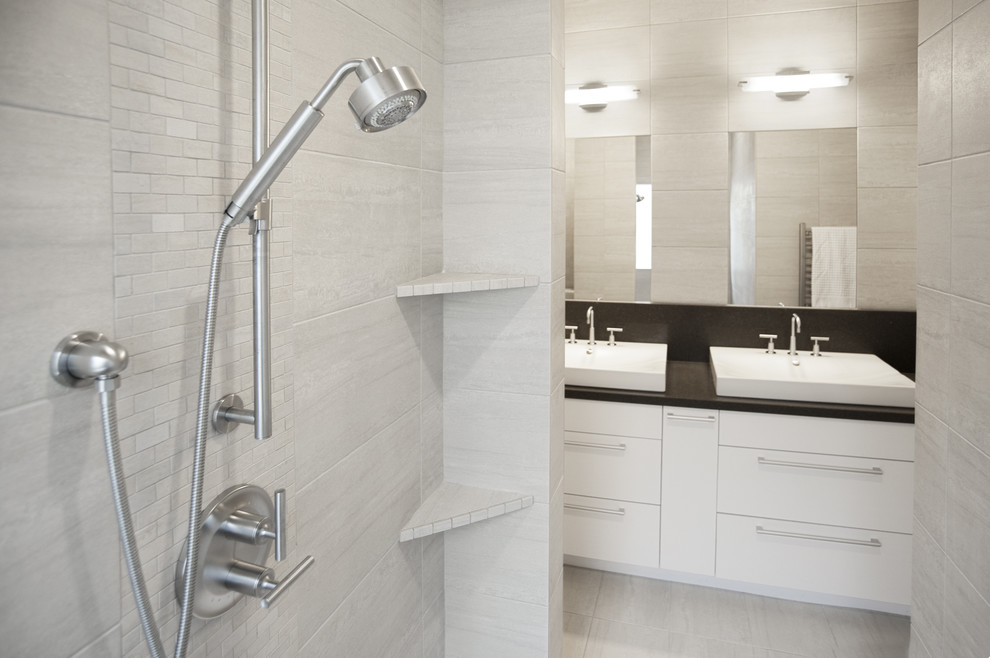 Idéer för att renovera ett litet funkis en-suite badrum, med ett fristående handfat, släta luckor, vita skåp, granitbänkskiva, en öppen dusch, vit kakel, porslinskakel, grå väggar och klinkergolv i porslin