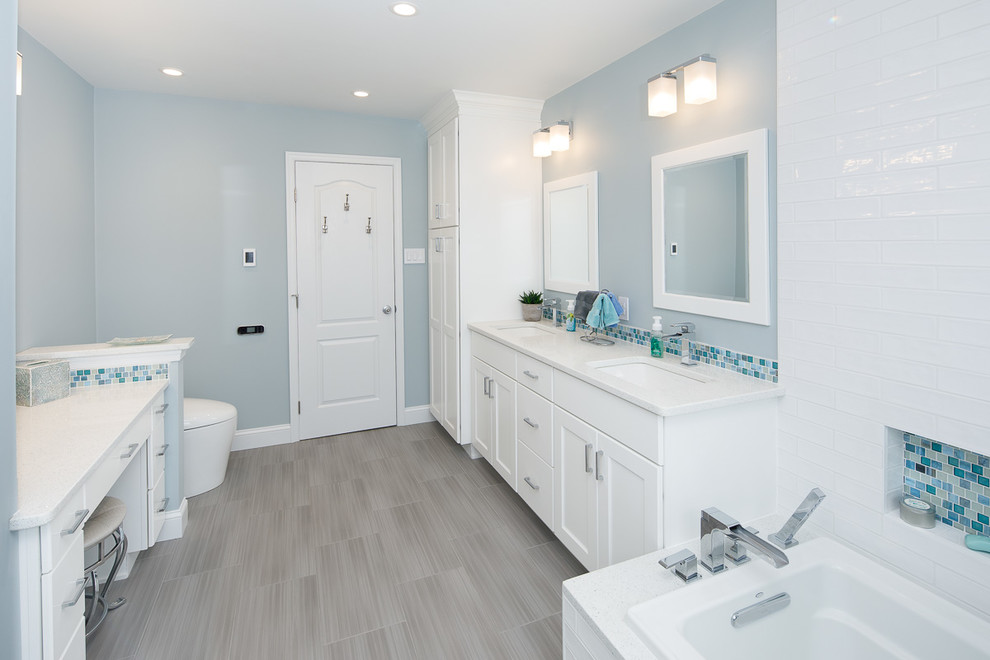 Imagen de cuarto de baño principal de tamaño medio con ducha abierta, baldosas y/o azulejos multicolor, suelo de baldosas de cerámica, lavabo bajoencimera, suelo gris y ducha abierta