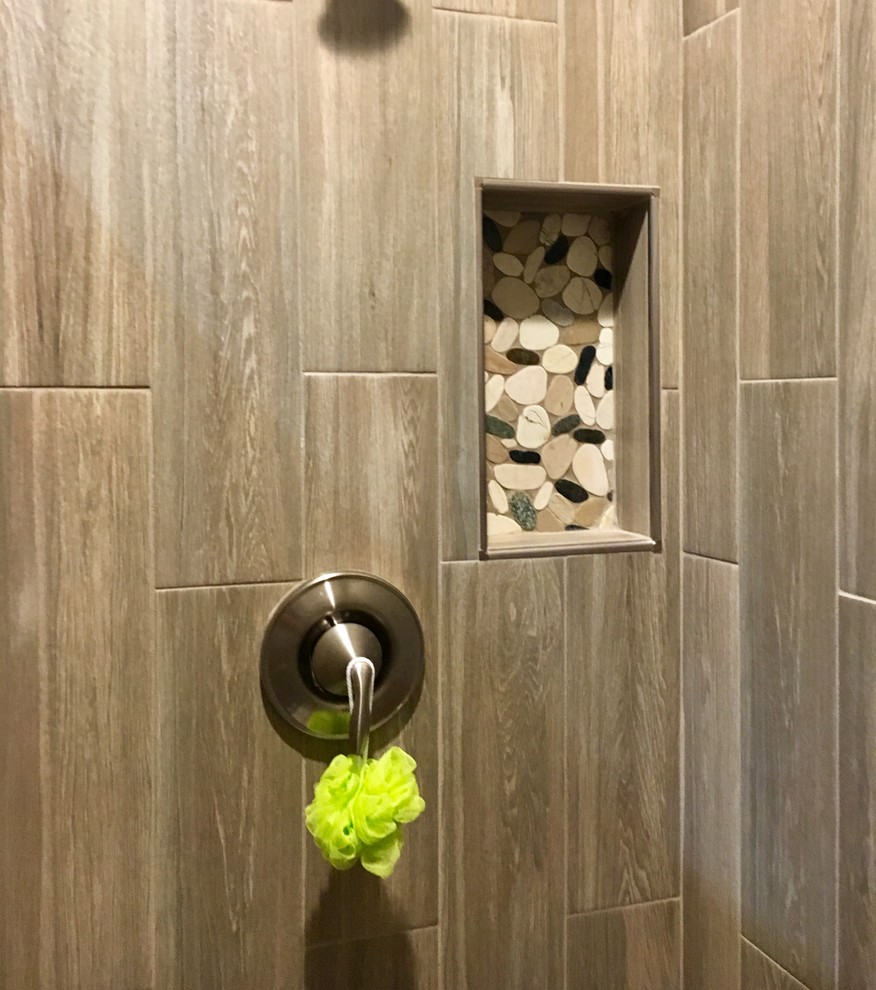 Foto di una stanza da bagno classica con doccia alcova