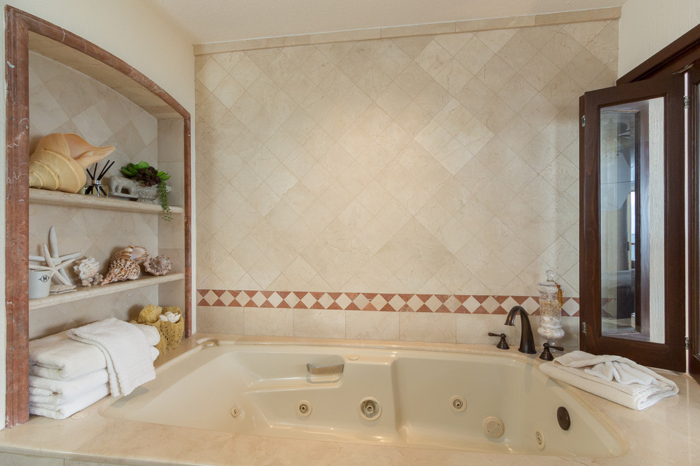 Mittelgroßes Maritimes Badezimmer En Suite mit beigen Schränken, Whirlpool, beigen Fliesen, Porzellan-Bodenfliesen und Granit-Waschbecken/Waschtisch in Phoenix