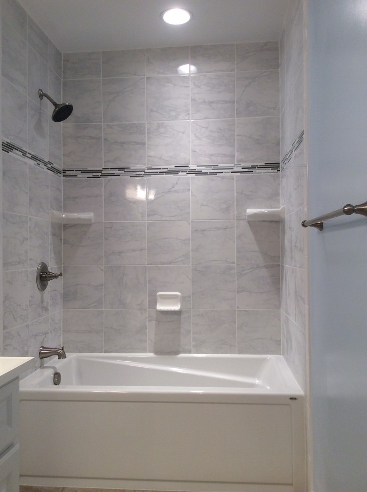 Foto de cuarto de baño de estilo americano grande con aseo y ducha