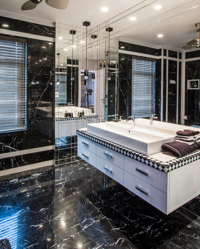 Großes Modernes Badezimmer mit weißen Schränken, Steinfliesen, Marmorboden und Aufsatzwaschbecken in Hyderabad