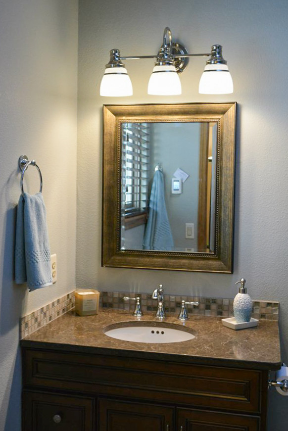 Стильный дизайн: маленькая главная ванная комната в стиле неоклассика (современная классика) с фасадами с утопленной филенкой, коричневыми фасадами, душем над ванной, унитазом-моноблоком, коричневой плиткой, керамической плиткой, серыми стенами, полом из керамической плитки, накладной раковиной, столешницей из гранита, бежевым полом, душем с раздвижными дверями и бежевой столешницей для на участке и в саду - последний тренд