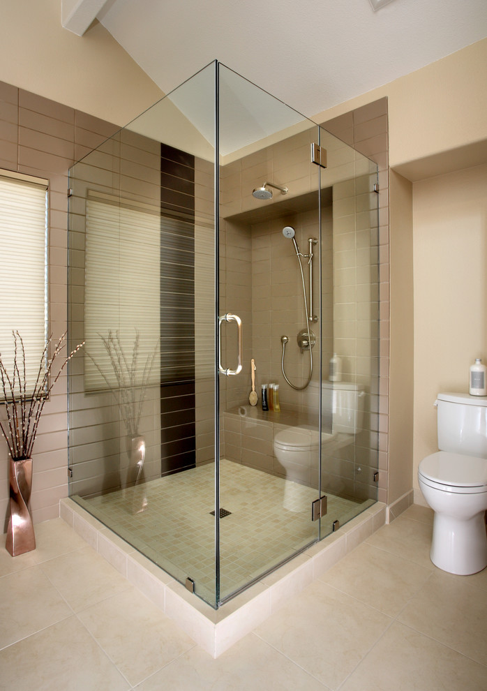 Exempel på ett modernt badrum, med släta luckor, skåp i mörkt trä, granitbänkskiva, ett fristående badkar, en hörndusch, en toalettstol med separat cisternkåpa, brun kakel och keramikplattor