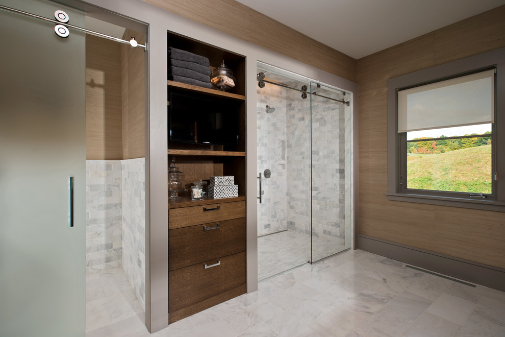 На фото: большая главная ванная комната в современном стиле с плоскими фасадами, темными деревянными фасадами, душем в нише, белой плиткой и бежевыми стенами с