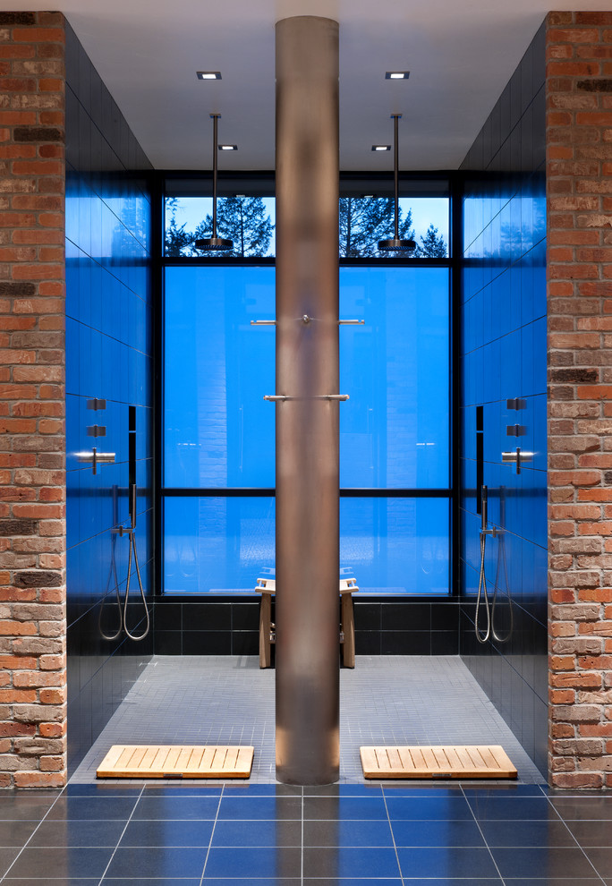 Inspiration pour une salle de bain design avec une douche double, un carrelage noir, des carreaux de céramique et un sol en carrelage de céramique.