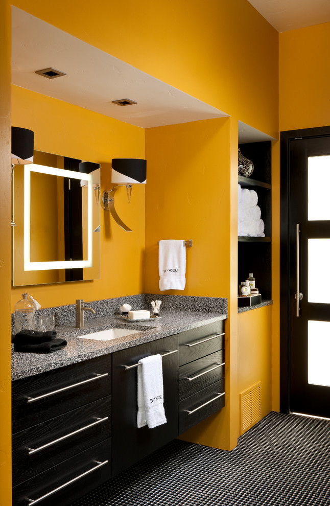 Стильный дизайн: ванная комната в современном стиле с врезной раковиной, плоскими фасадами, темными деревянными фасадами и желтыми стенами - последний тренд