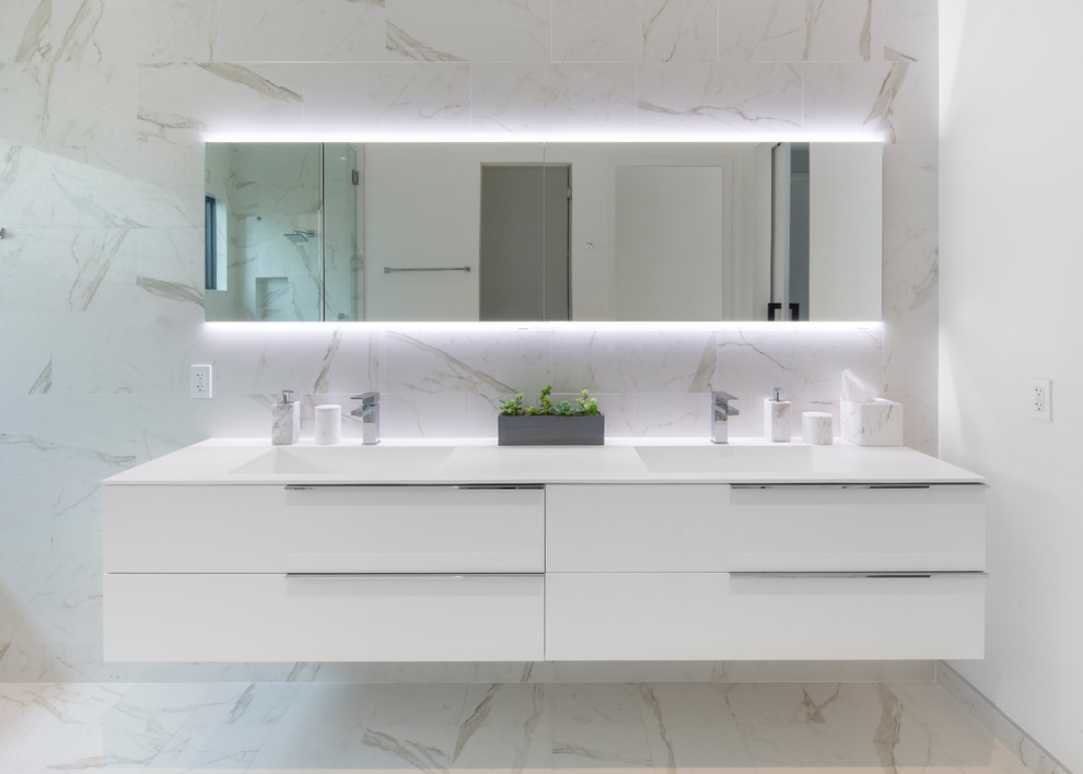 Diseño de cuarto de baño contemporáneo con armarios con paneles lisos, puertas de armario blancas, paredes blancas, lavabo integrado y suelo blanco