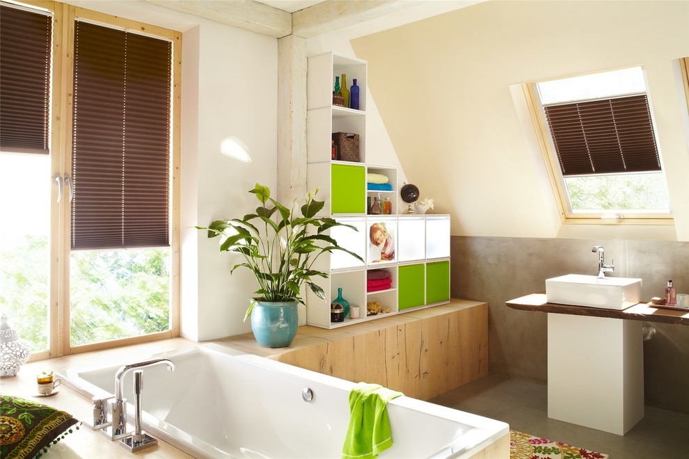 Свежая идея для дизайна: маленькая главная ванная комната в скандинавском стиле с зелеными фасадами и накладной ванной для на участке и в саду - отличное фото интерьера