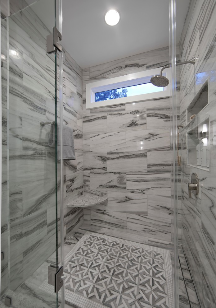 Foto di una stanza da bagno padronale contemporanea di medie dimensioni con ante bianche, piastrelle grigie, piastrelle di marmo, pareti grigie, pavimento in marmo, top in granito, pavimento grigio e porta doccia a battente