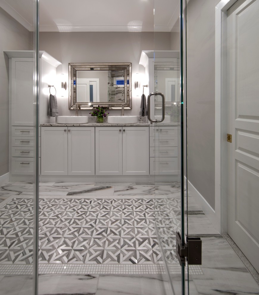 Idéer för ett mellanstort modernt en-suite badrum, med vita skåp, grå kakel, marmorkakel, grå väggar, marmorgolv, granitbänkskiva, grått golv och dusch med gångjärnsdörr