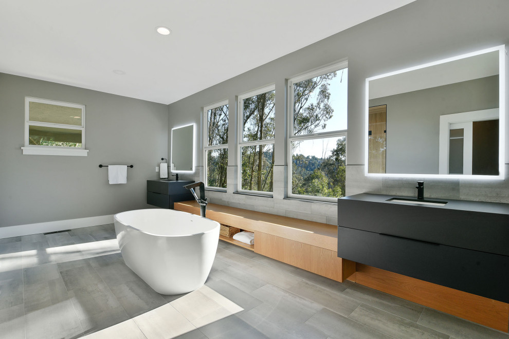 Ejemplo de cuarto de baño minimalista, de tamaño medio, con armarios tipo mueble, puertas de armario negras, ducha empotrada, sanitario de una pieza, lavabo bajoencimera, encimera de acrílico, ducha con puerta con bisagras y encimeras negras