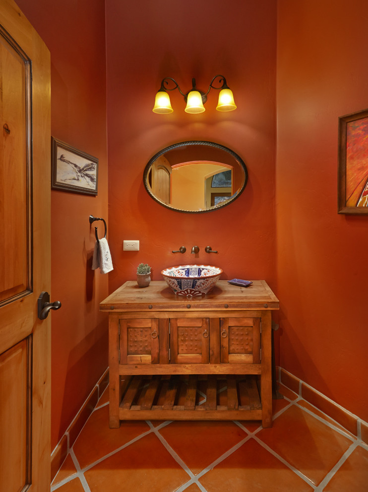 Свежая идея для дизайна: огромная ванная комната в стиле фьюжн с фасадами островного типа, светлыми деревянными фасадами, унитазом-моноблоком, терракотовой плиткой, коричневыми стенами, полом из терракотовой плитки, душевой кабиной, настольной раковиной и столешницей из дерева - отличное фото интерьера
