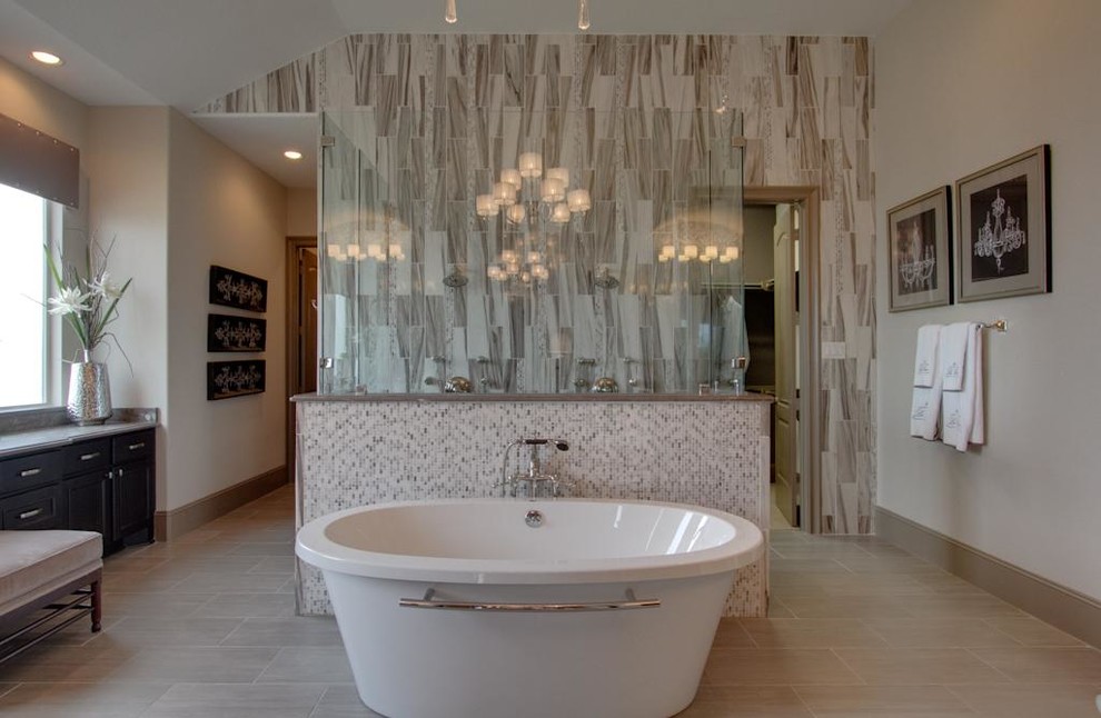 Inspiration för moderna badrum, med ett fristående badkar, en kantlös dusch, grå kakel, marmorkakel, klinkergolv i porslin, granitbänkskiva, grått golv och med dusch som är öppen