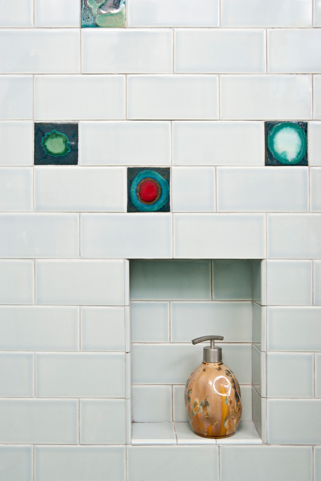 Стильный дизайн: большая главная ванная комната в стиле ретро с двойным душем, серой плиткой и керамической плиткой - последний тренд