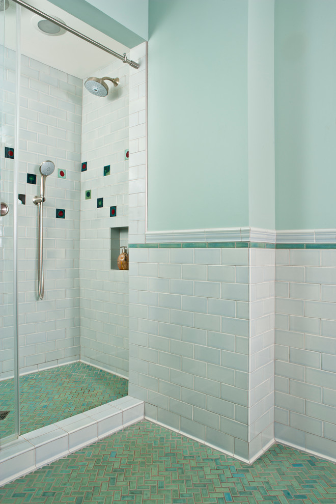 На фото: большая главная ванная комната в стиле ретро с двойным душем, серой плиткой, керамической плиткой, зелеными стенами, полом из мозаичной плитки, раздельным унитазом, синим полом и открытым душем