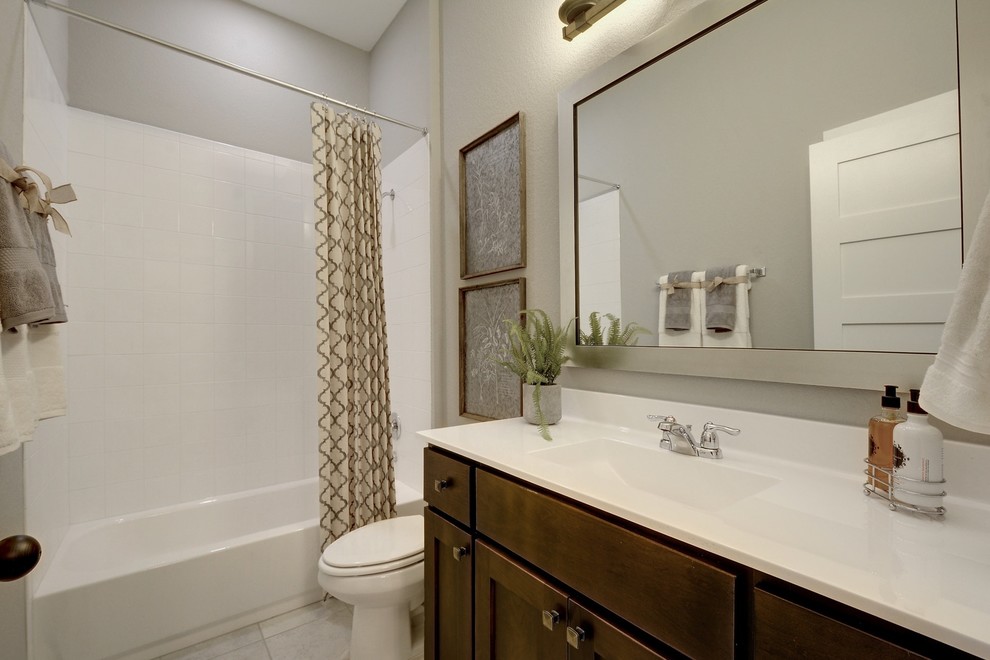 Idéer för att renovera ett vintage vit vitt badrum med dusch, med skåp i shakerstil, bruna skåp, ett badkar i en alkov, en dusch/badkar-kombination, vit kakel, grå väggar, ett integrerad handfat, vitt golv och dusch med duschdraperi