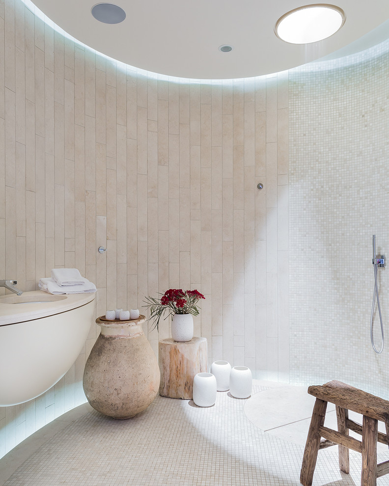 На фото: ванная комната в современном стиле с врезной раковиной, открытым душем, бежевой плиткой и открытым душем
