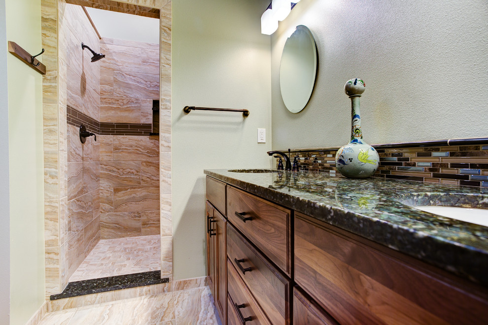 Foto på ett stort rustikt badrum med dusch, med möbel-liknande, skåp i mellenmörkt trä, ett badkar i en alkov, beige kakel, svart kakel, blå kakel, brun kakel, flerfärgad kakel, stenkakel, gröna väggar, klinkergolv i porslin, ett undermonterad handfat, granitbänkskiva, beiget golv, en dusch i en alkov, en toalettstol med separat cisternkåpa och med dusch som är öppen
