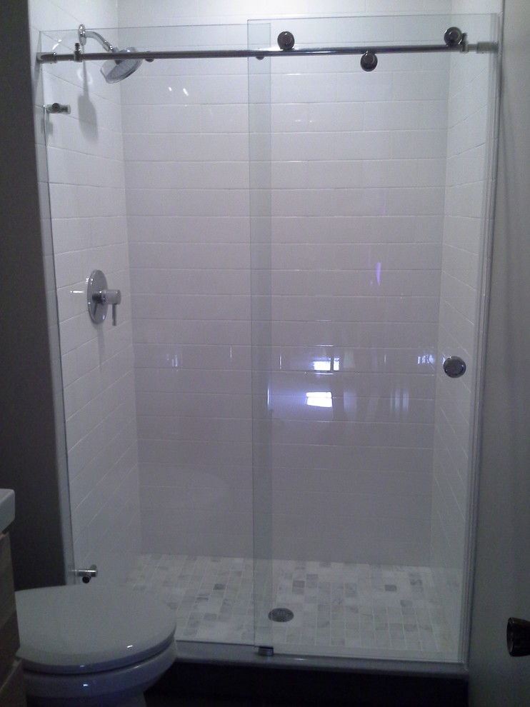 Exemple d'une douche en alcôve chic avec un carrelage blanc et des carreaux de céramique.
