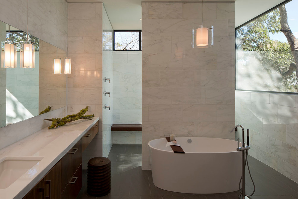 Réalisation d'une grande salle de bain principale design en bois brun avec un placard à porte plane, une baignoire indépendante, une douche ouverte, un carrelage blanc, du carrelage en marbre, un mur blanc, un sol en carrelage de porcelaine, un lavabo encastré et un plan de toilette en marbre.
