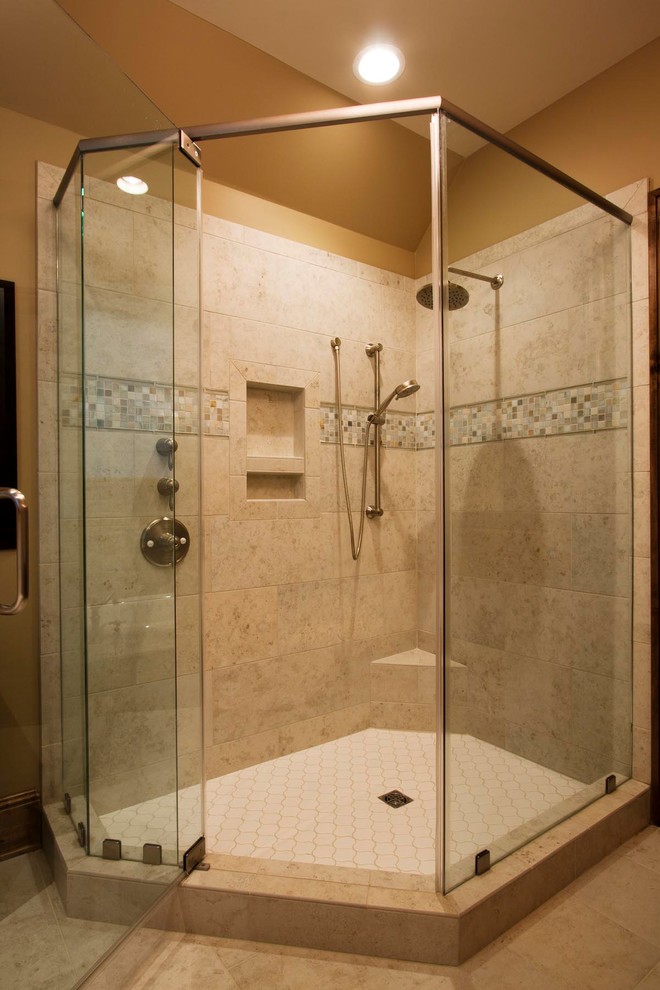 Réalisation d'une salle de bain chalet avec un plan de toilette en granite.