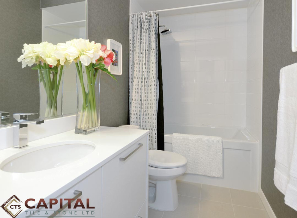 На фото: ванная комната в стиле модернизм с белой плиткой с