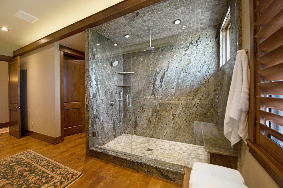 Exempel på ett mycket stort amerikanskt en-suite badrum, med möbel-liknande, skåp i mellenmörkt trä, granitbänkskiva, grå kakel, stenkakel, vita väggar och mellanmörkt trägolv