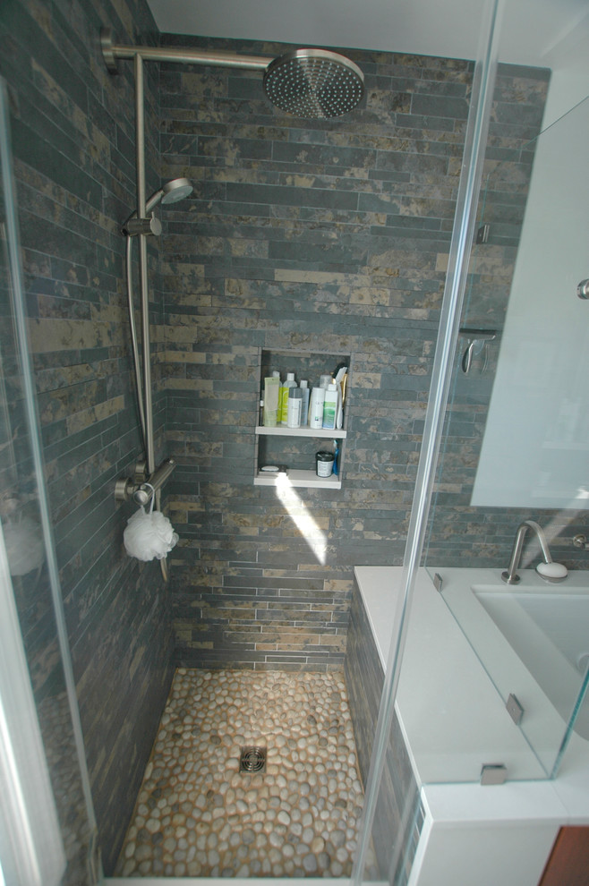 Exemple d'une petite salle de bain principale moderne avec un placard à porte plane, un plan de toilette en quartz modifié, une baignoire encastrée, un carrelage gris, un carrelage de pierre et un sol en ardoise.
