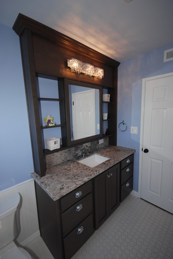 Cette image montre une petite salle de bain traditionnelle pour enfant avec un lavabo encastré, un placard à porte shaker, des portes de placard grises, un plan de toilette en granite, une baignoire en alcôve, WC séparés, un carrelage blanc, un carrelage métro, un mur bleu et un sol en carrelage de porcelaine.